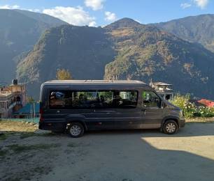 Jaipur to Kashmir by Force Urbania